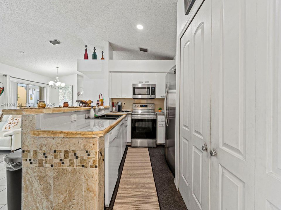 For Sale: $550,000 (3 beds, 2 baths, 1566 Square Feet)