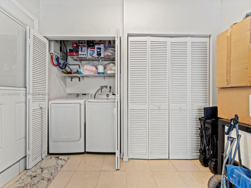 For Sale: $550,000 (3 beds, 2 baths, 1566 Square Feet)