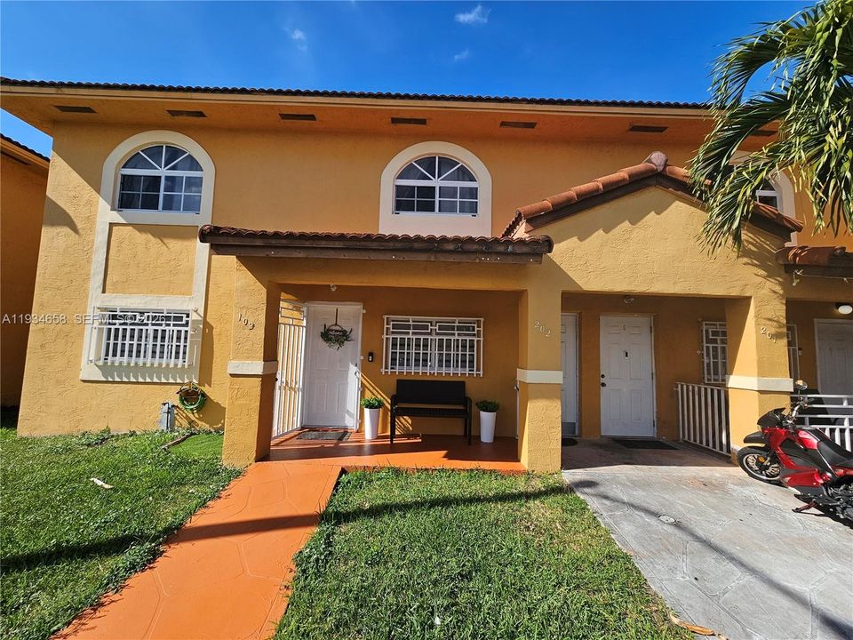 Vendido Recientemente: $285,000 (2 camas, 2 baños, 990 Pies cuadrados)
