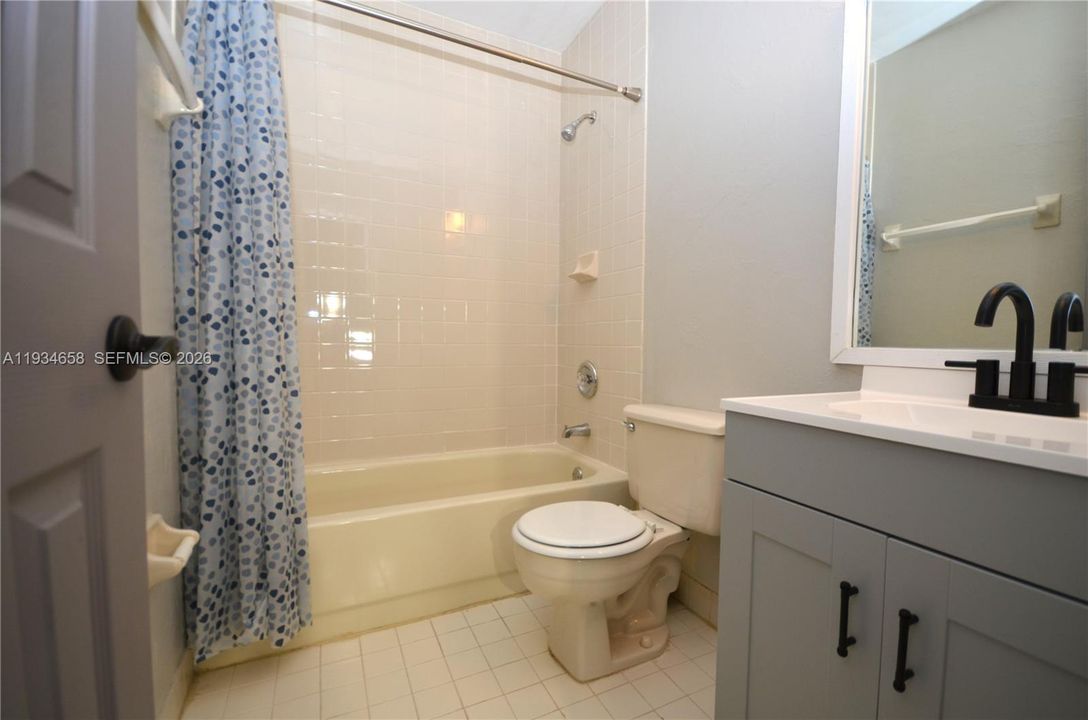Vendido Recientemente: $285,000 (2 camas, 2 baños, 990 Pies cuadrados)