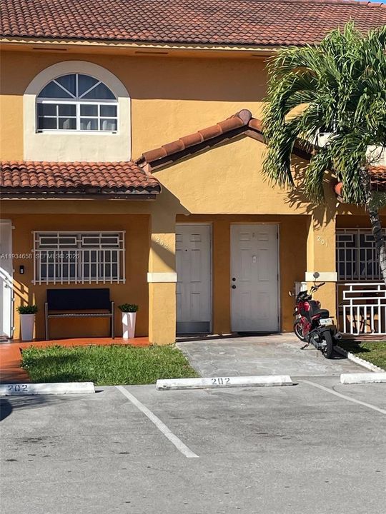 Vendido Recientemente: $285,000 (2 camas, 2 baños, 990 Pies cuadrados)