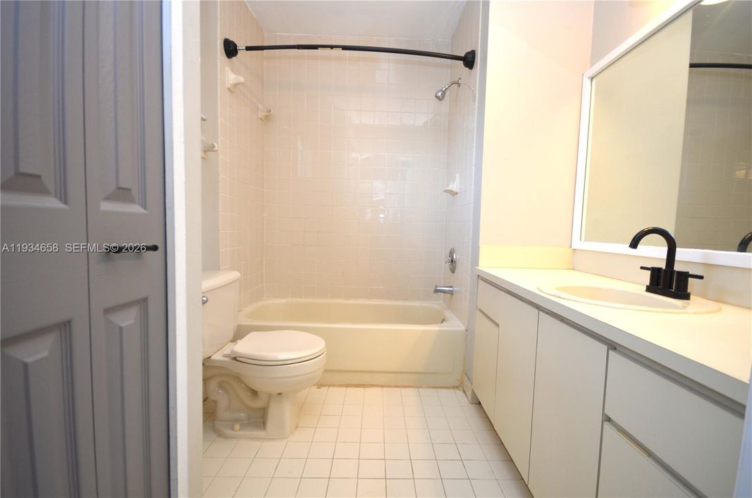 Vendido Recientemente: $285,000 (2 camas, 2 baños, 990 Pies cuadrados)