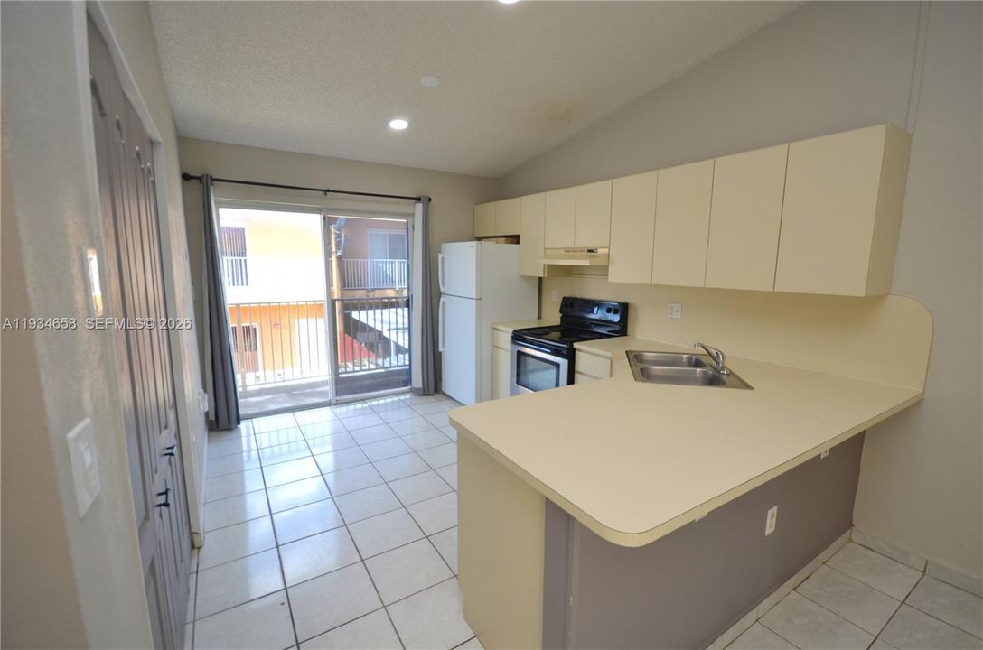 Vendido Recientemente: $285,000 (2 camas, 2 baños, 990 Pies cuadrados)