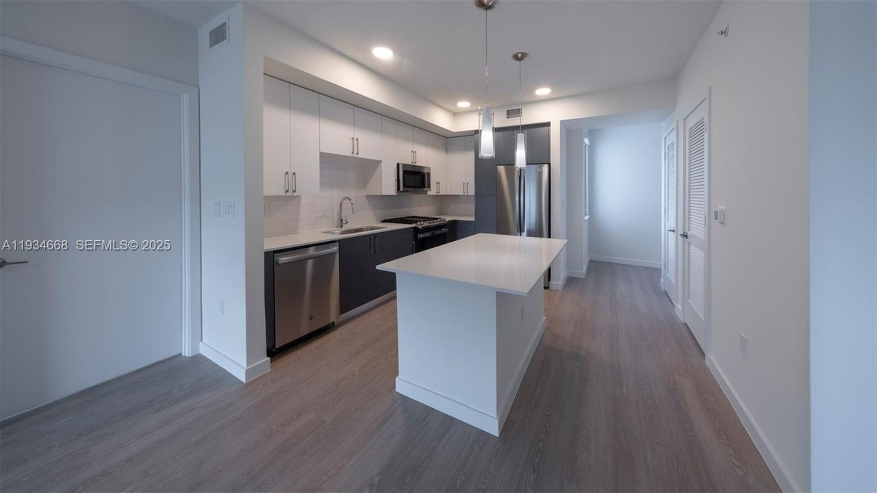 В аренду: $2,420 (0 спален, 1 ванн, 533 Квадратных фут)