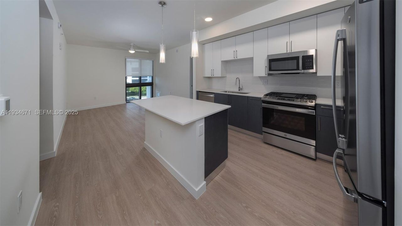 For Rent: $3,085 (2 beds, 2 baths, 987 Square Feet)