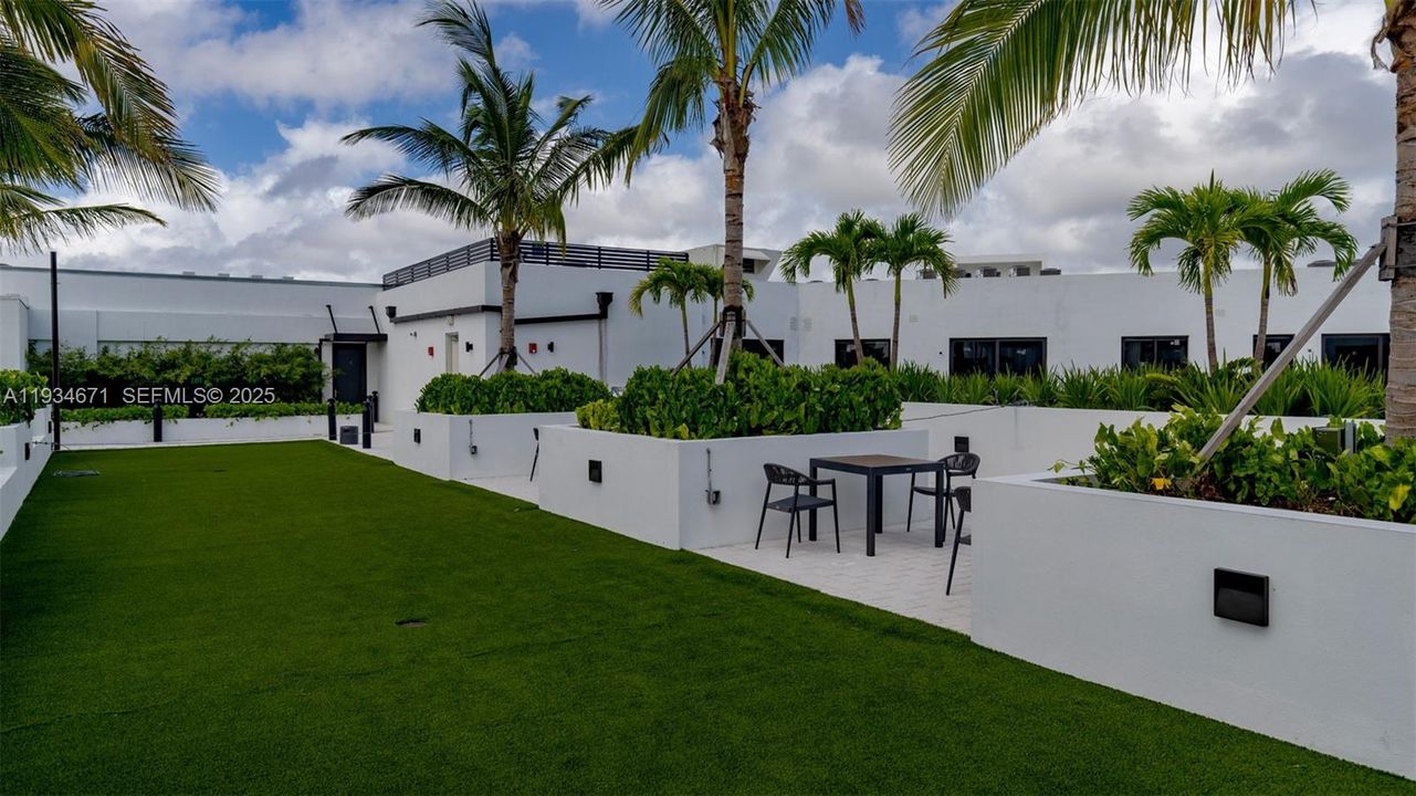 For Rent: $3,085 (2 beds, 2 baths, 987 Square Feet)