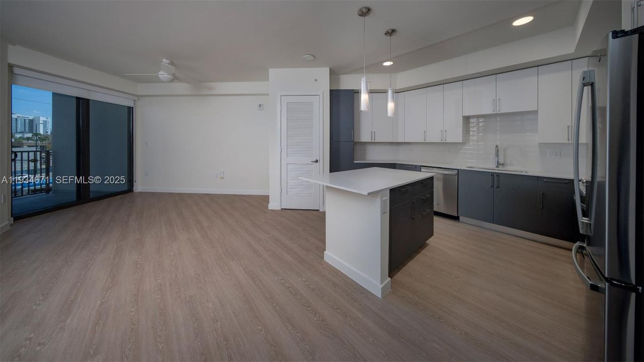 For Rent: $3,085 (2 beds, 2 baths, 987 Square Feet)