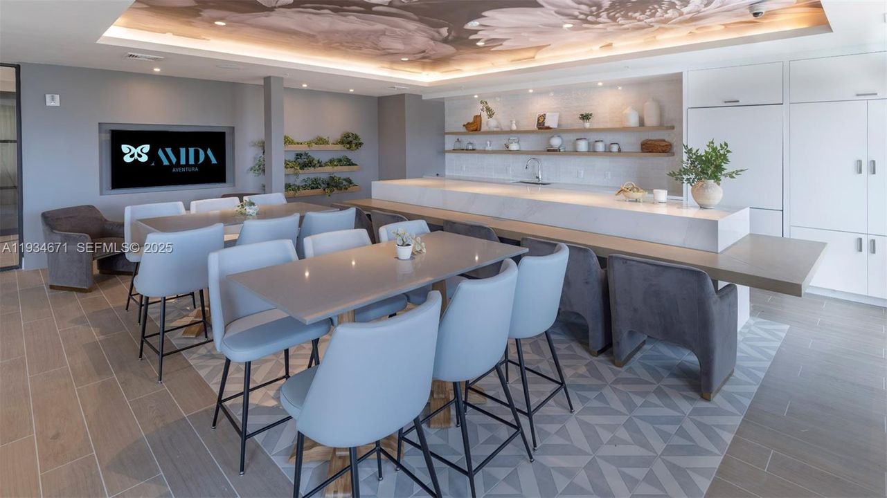 For Rent: $3,085 (2 beds, 2 baths, 987 Square Feet)