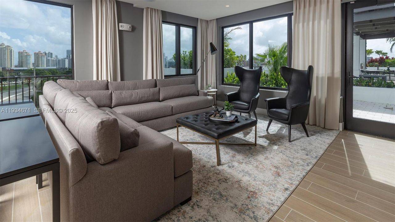 For Rent: $3,085 (2 beds, 2 baths, 987 Square Feet)