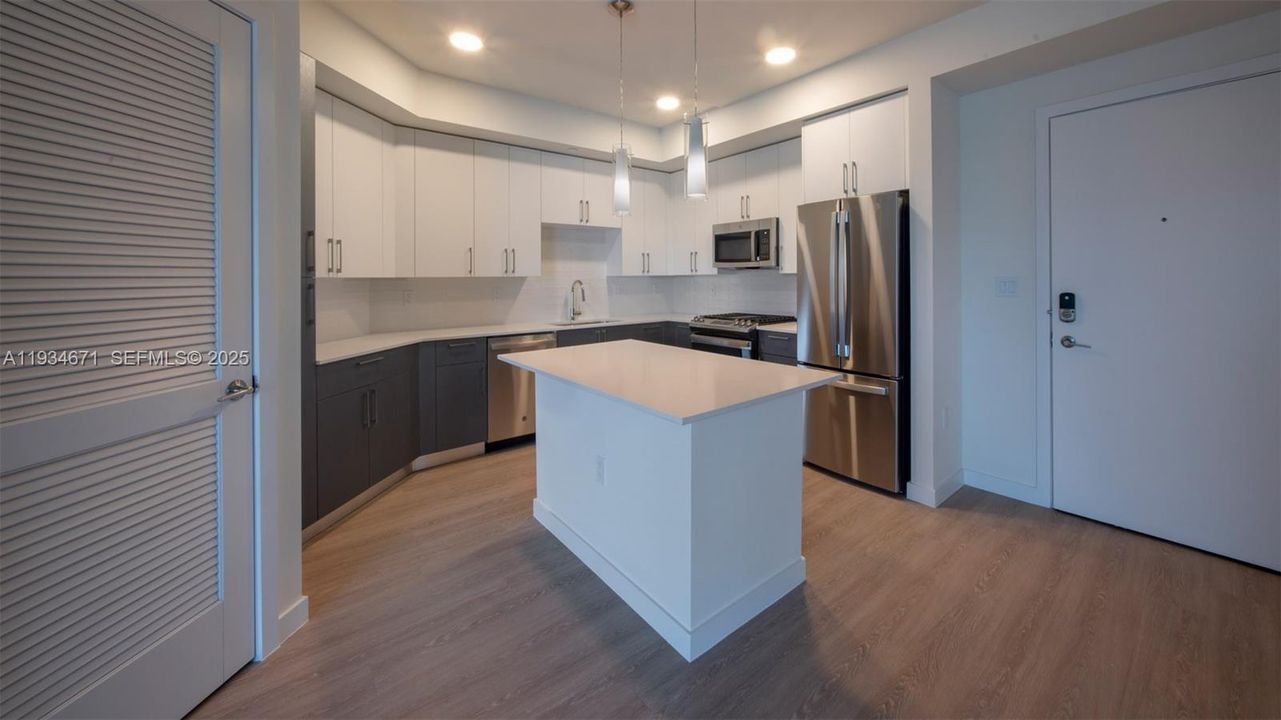 For Rent: $3,085 (2 beds, 2 baths, 987 Square Feet)