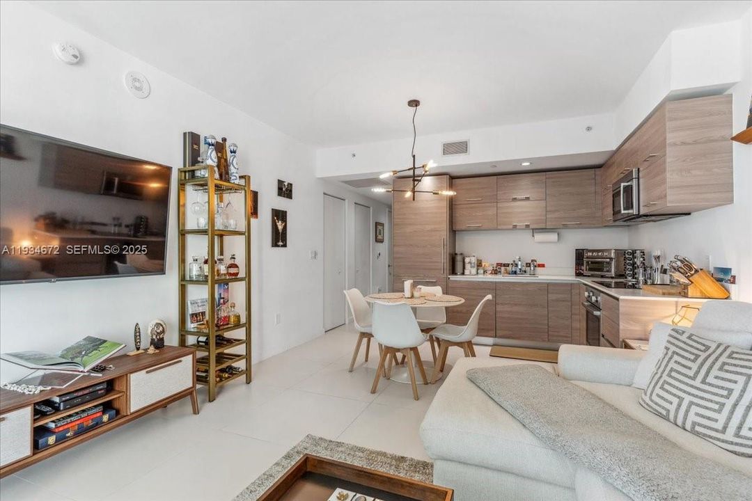 出租: $4,000 (1 贝兹, 1 浴室, 649 平方英尺)