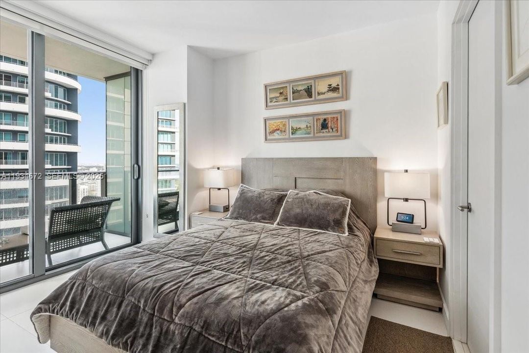 出租: $4,000 (1 贝兹, 1 浴室, 649 平方英尺)