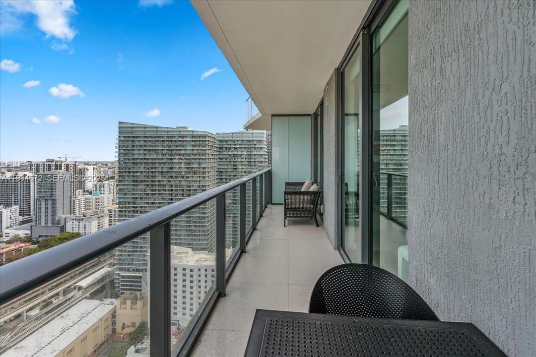 出租: $4,000 (1 贝兹, 1 浴室, 649 平方英尺)