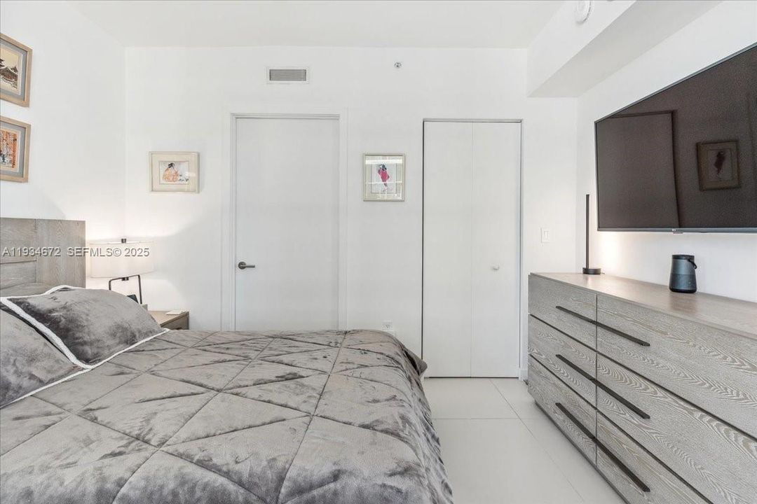 出租: $4,000 (1 贝兹, 1 浴室, 649 平方英尺)