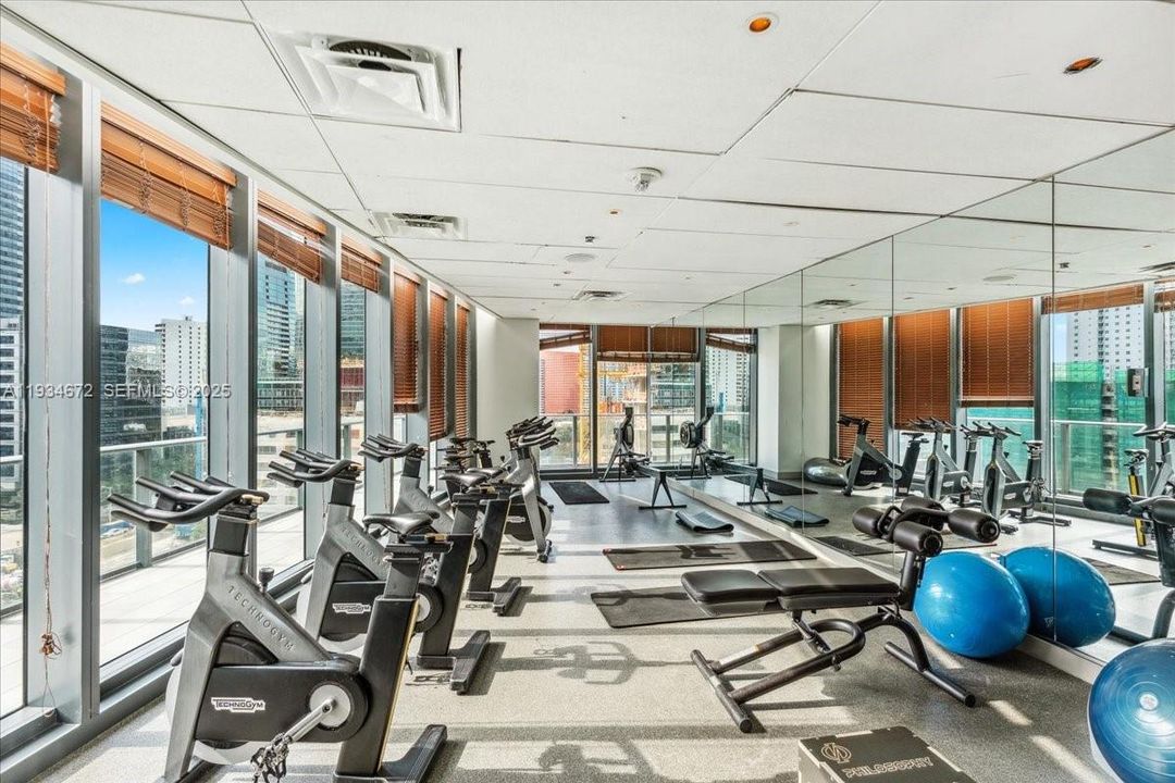 出租: $4,000 (1 贝兹, 1 浴室, 649 平方英尺)