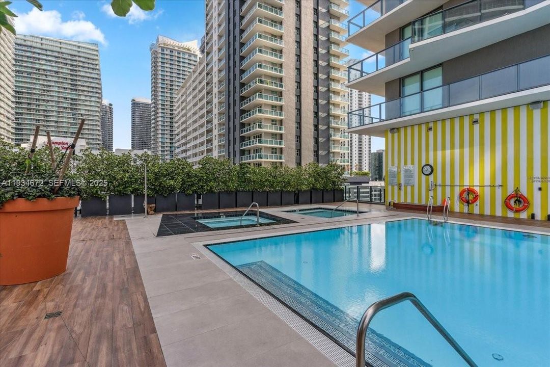 出租: $4,000 (1 贝兹, 1 浴室, 649 平方英尺)