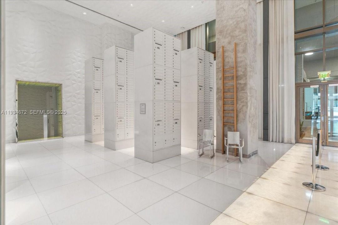 出租: $4,000 (1 贝兹, 1 浴室, 649 平方英尺)