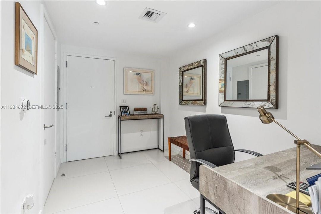 出租: $4,000 (1 贝兹, 1 浴室, 649 平方英尺)