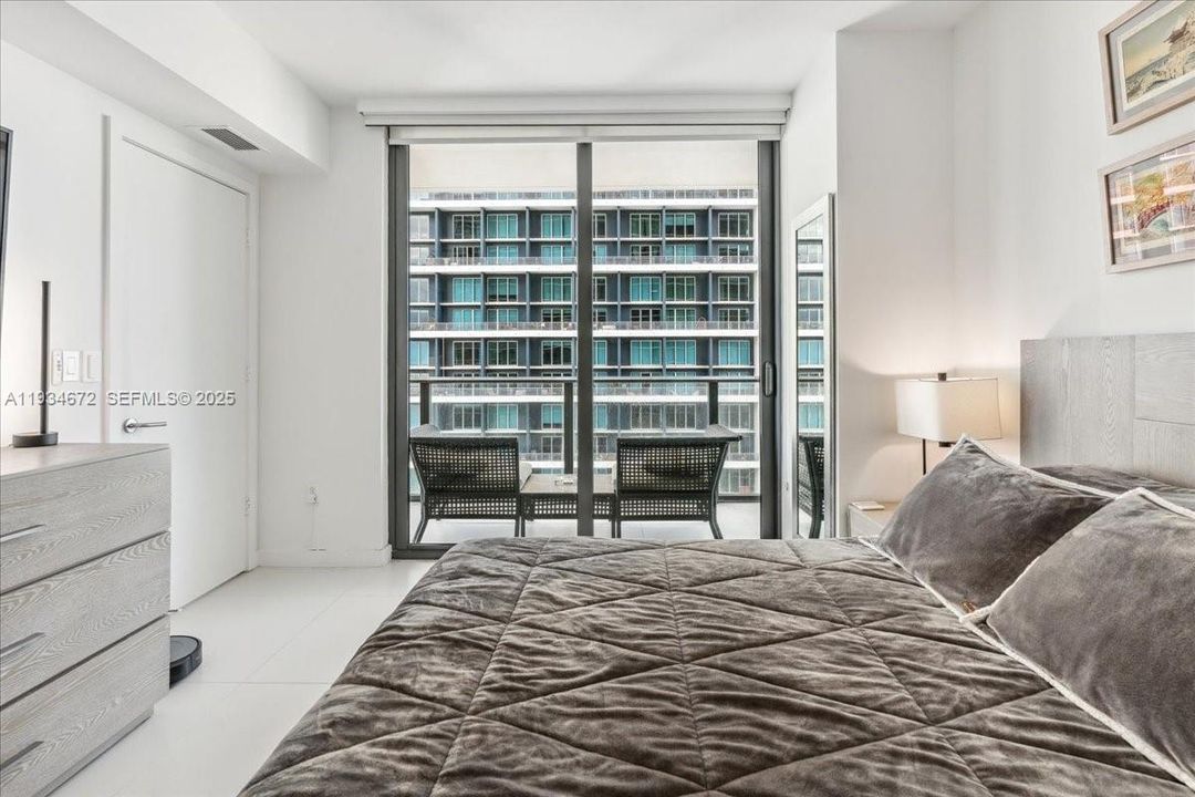 出租: $4,000 (1 贝兹, 1 浴室, 649 平方英尺)