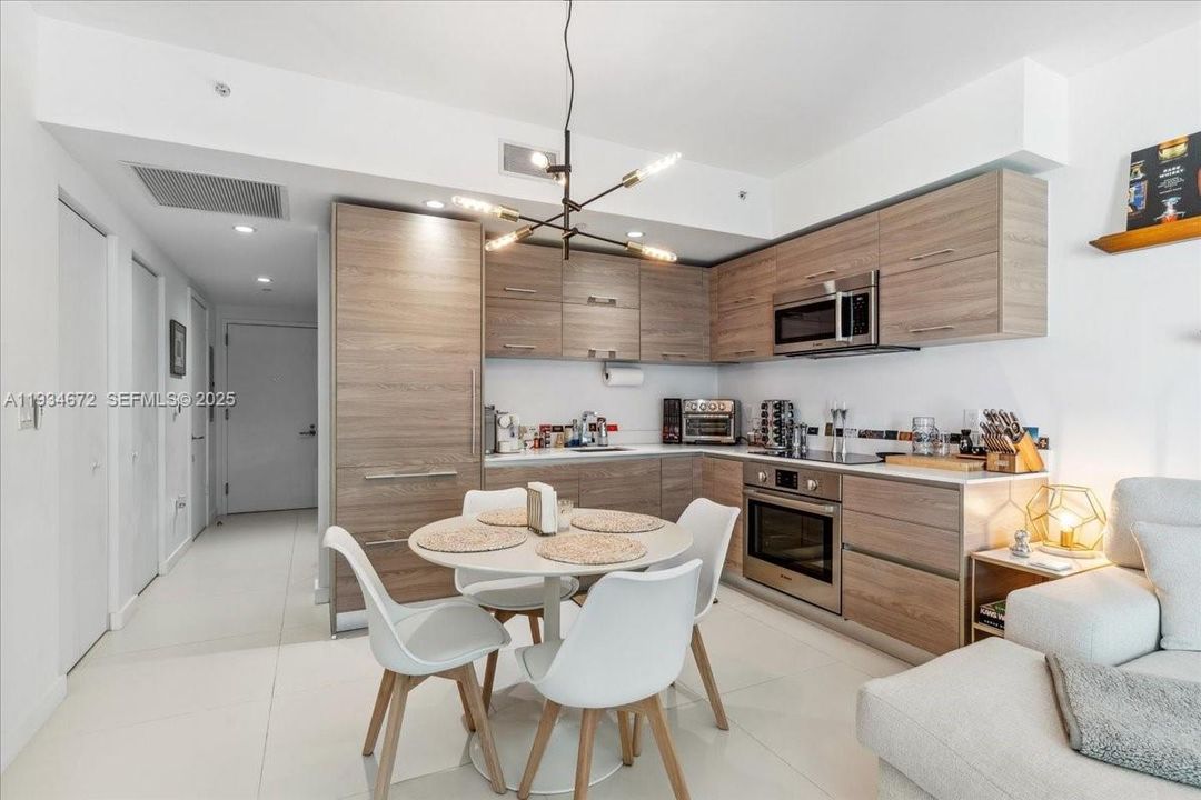 出租: $4,000 (1 贝兹, 1 浴室, 649 平方英尺)