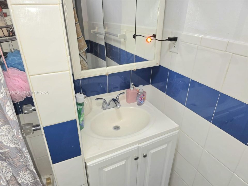 待售: $715,000 (5 贝兹, 3 浴室, 1744 平方英尺)