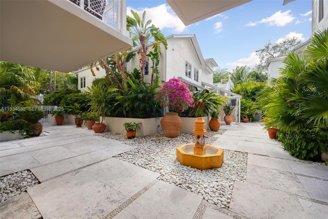 待售: $1,300,000 (2 贝兹, 2 浴室, 1287 平方英尺)