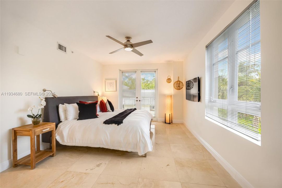 待售: $1,300,000 (2 贝兹, 2 浴室, 1287 平方英尺)