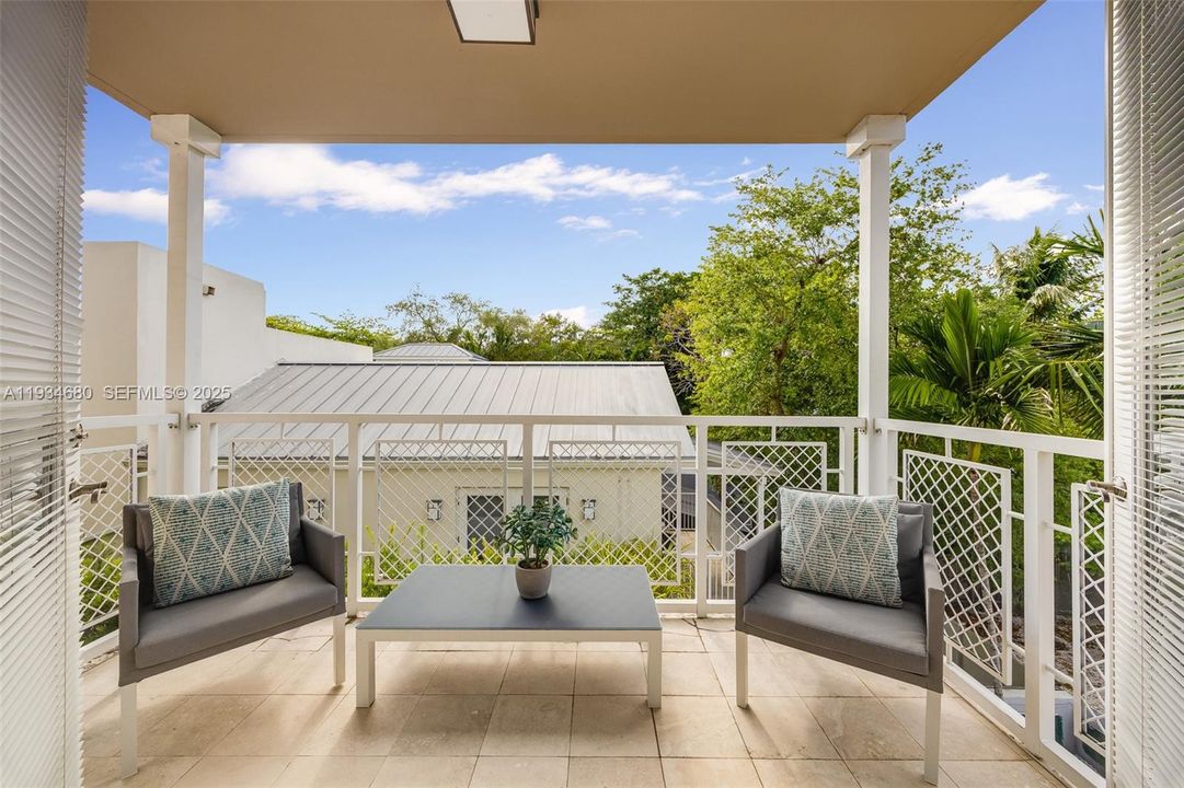 待售: $1,300,000 (2 贝兹, 2 浴室, 1287 平方英尺)