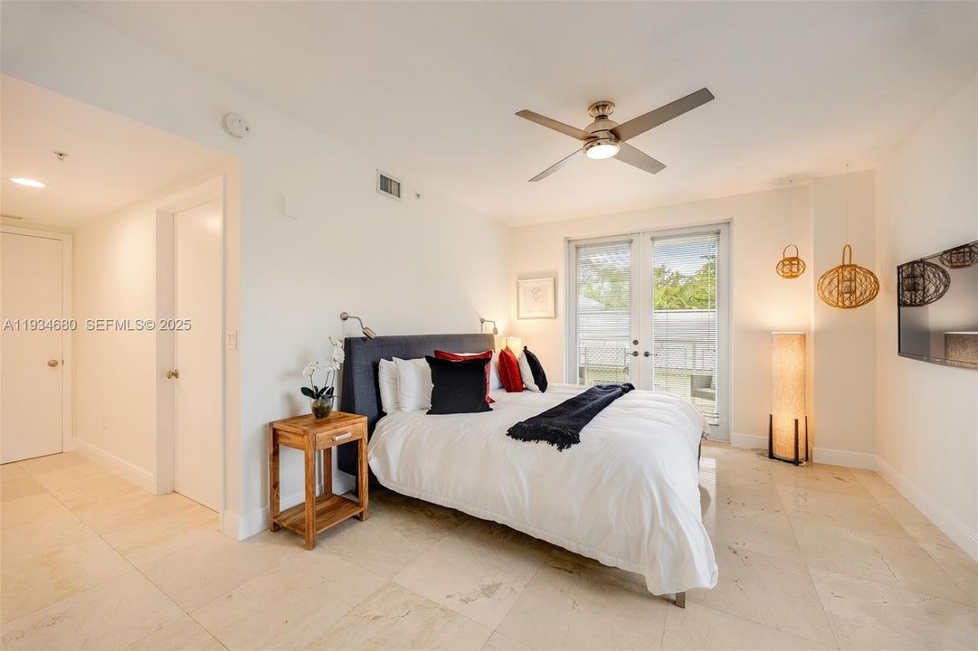 待售: $1,300,000 (2 贝兹, 2 浴室, 1287 平方英尺)