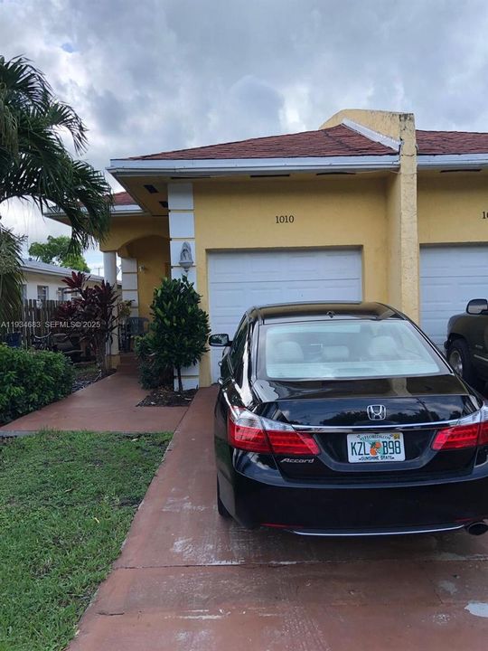 For Rent: $3,000 (3 beds, 2 baths, 1700 Square Feet)