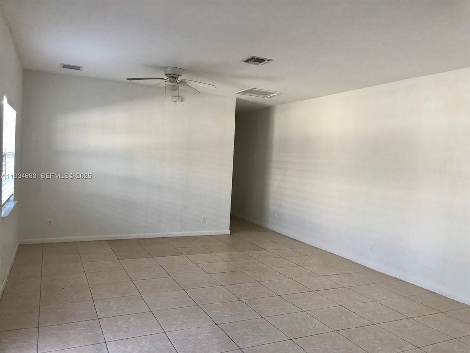 For Rent: $3,000 (3 beds, 2 baths, 1700 Square Feet)