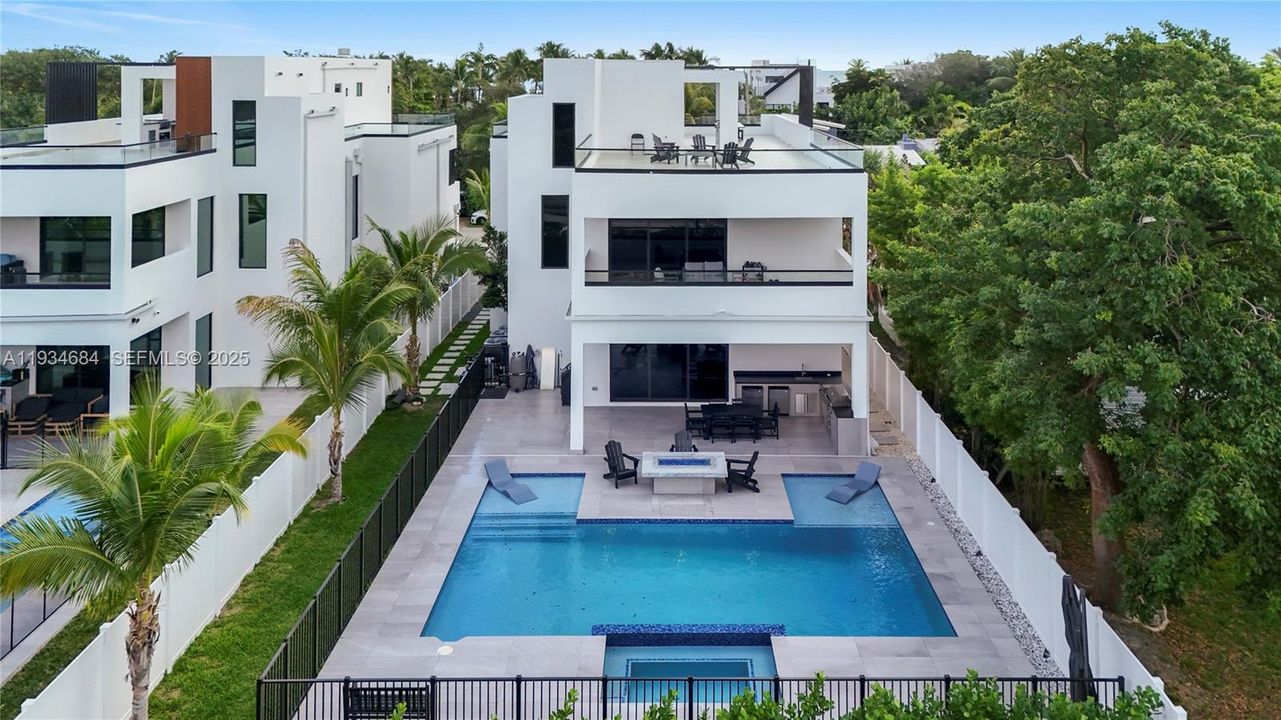 : $4,850,000 (5 贝兹, 6 浴室, 0 平方英尺)