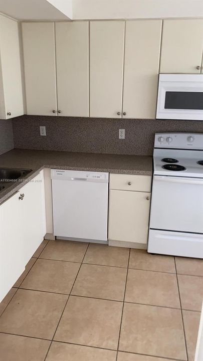 For Rent: $2,000 (2 beds, 2 baths, 809 Square Feet)