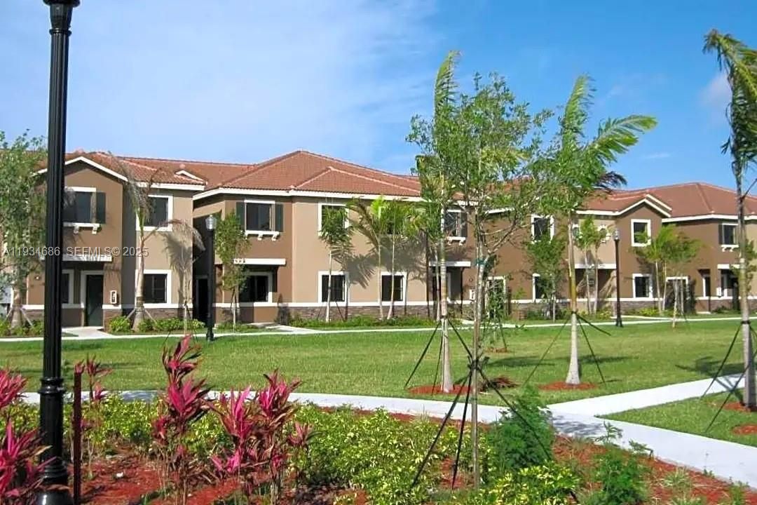 For Rent: $2,000 (2 beds, 2 baths, 809 Square Feet)