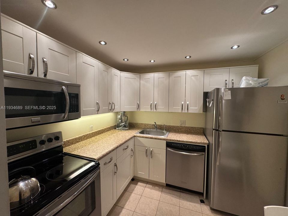 На продажу: $215,000 (1 спален, 1 ванн, 913 Квадратных фут)