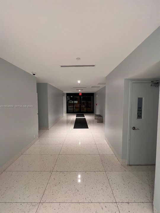 На продажу: $215,000 (1 спален, 1 ванн, 913 Квадратных фут)