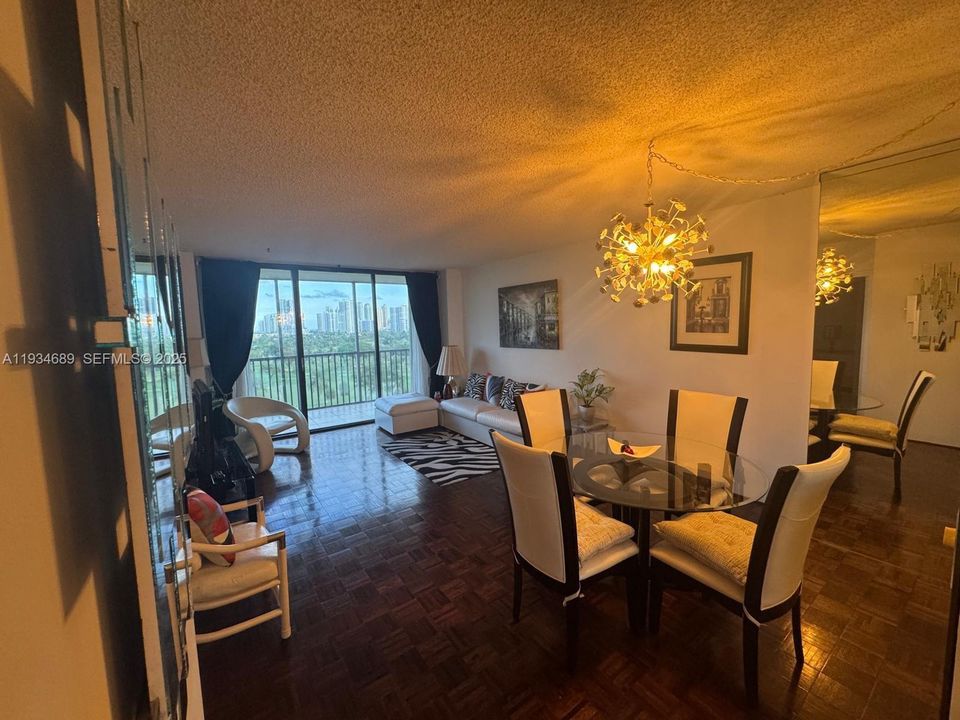 На продажу: $215,000 (1 спален, 1 ванн, 913 Квадратных фут)