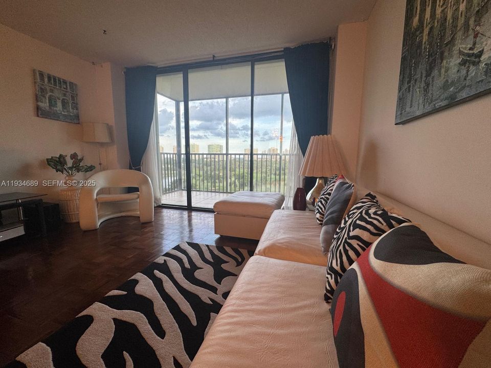 На продажу: $215,000 (1 спален, 1 ванн, 913 Квадратных фут)