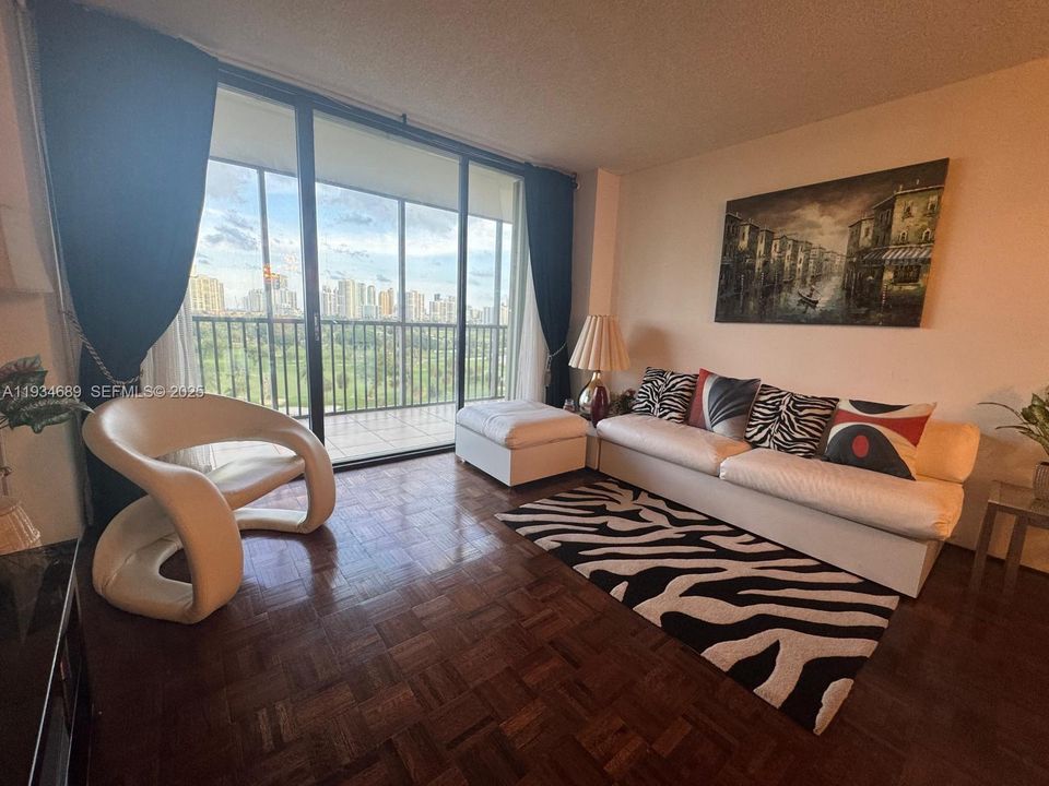 На продажу: $215,000 (1 спален, 1 ванн, 913 Квадратных фут)