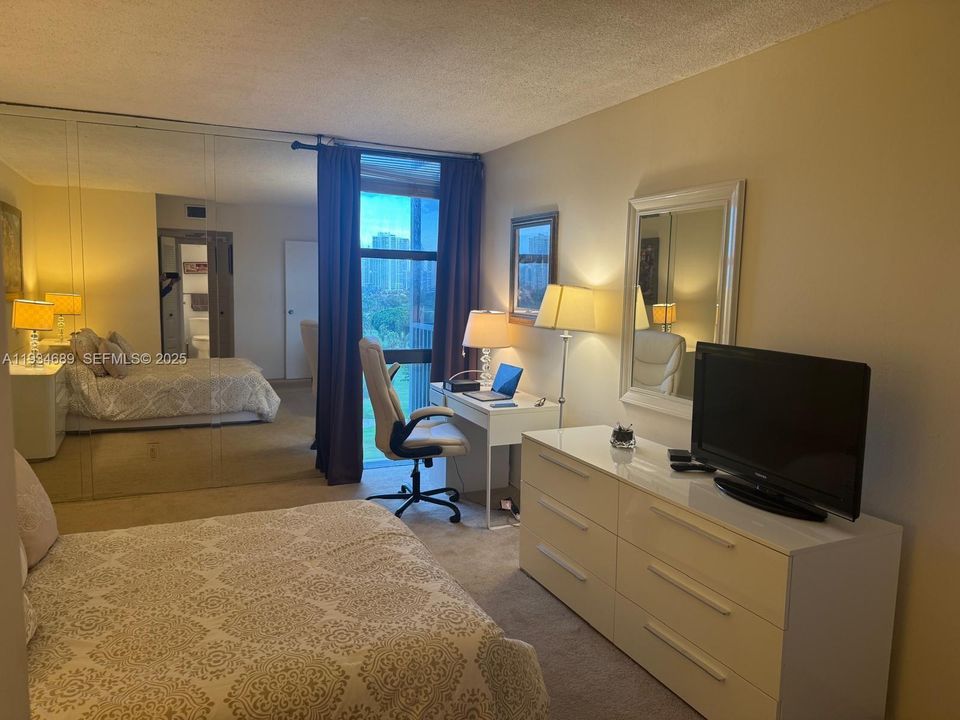 На продажу: $215,000 (1 спален, 1 ванн, 913 Квадратных фут)