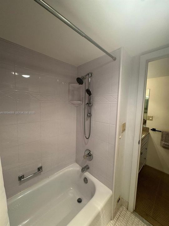 На продажу: $215,000 (1 спален, 1 ванн, 913 Квадратных фут)