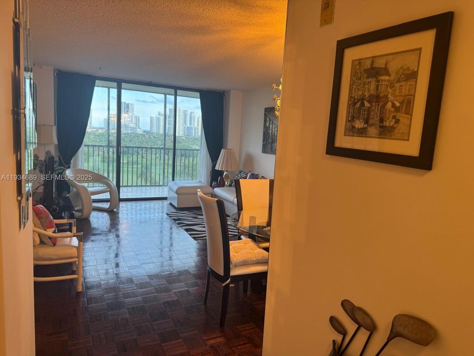 На продажу: $215,000 (1 спален, 1 ванн, 913 Квадратных фут)