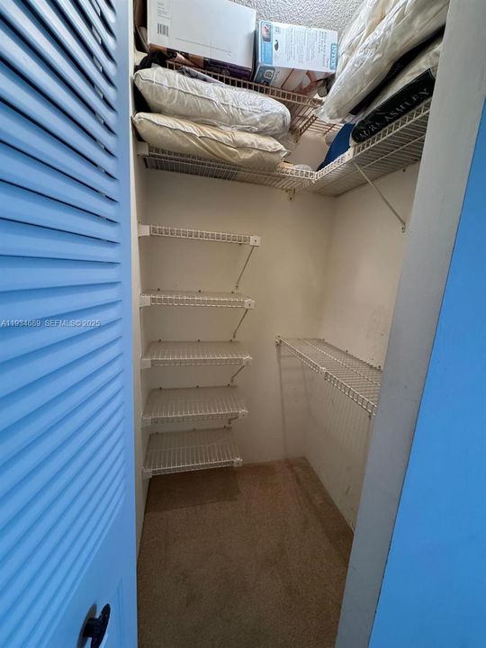 На продажу: $215,000 (1 спален, 1 ванн, 913 Квадратных фут)