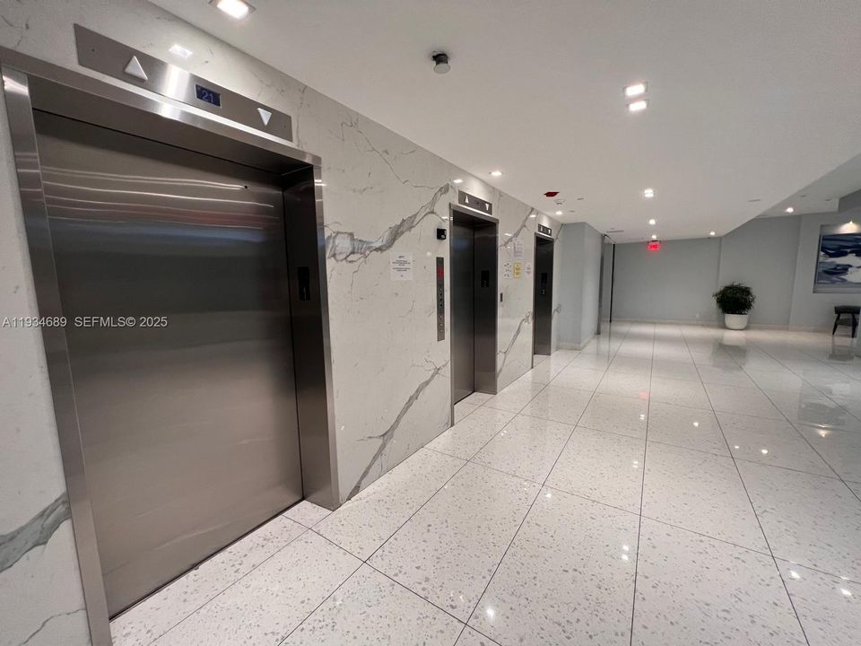 На продажу: $215,000 (1 спален, 1 ванн, 913 Квадратных фут)