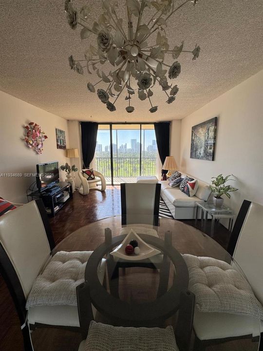 На продажу: $215,000 (1 спален, 1 ванн, 913 Квадратных фут)