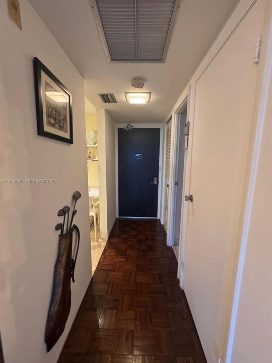 На продажу: $215,000 (1 спален, 1 ванн, 913 Квадратных фут)