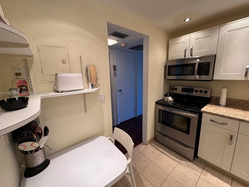 На продажу: $215,000 (1 спален, 1 ванн, 913 Квадратных фут)