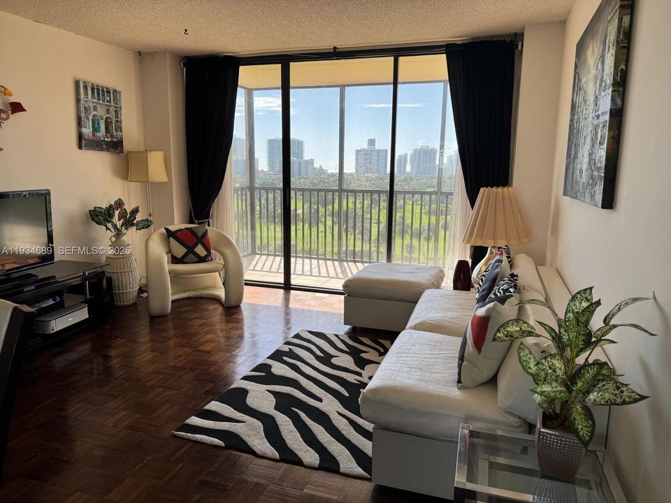 На продажу: $215,000 (1 спален, 1 ванн, 913 Квадратных фут)