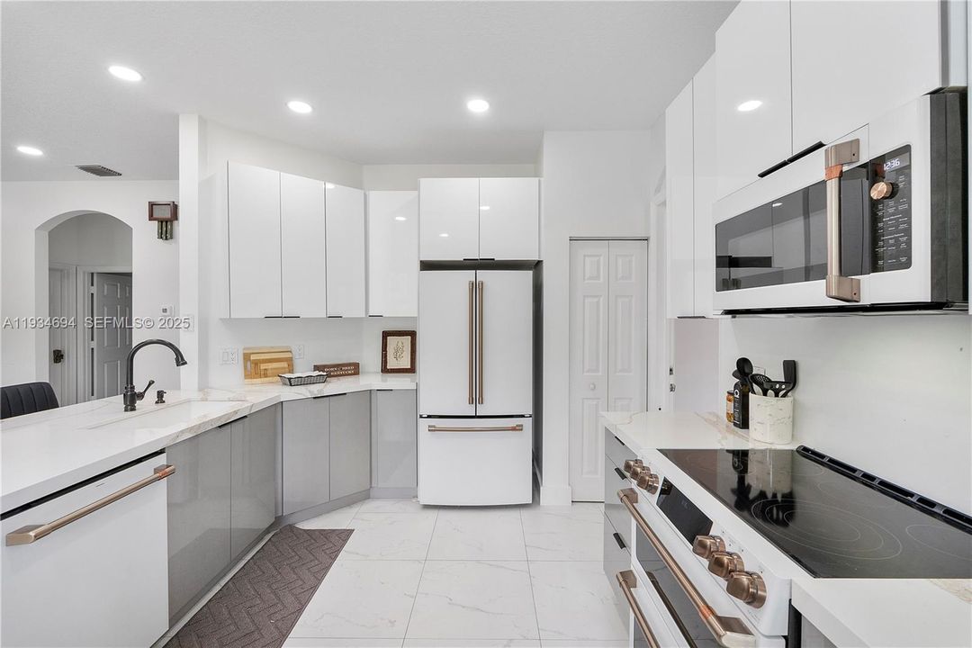 For Sale: $899,900 (5 beds, 3 baths, 2858 Square Feet)