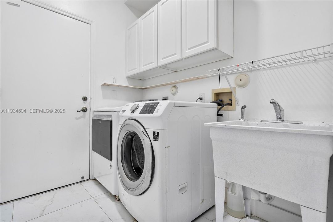 For Sale: $899,900 (5 beds, 3 baths, 2858 Square Feet)